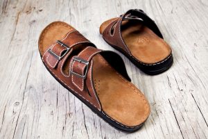 buy slippers for men online 